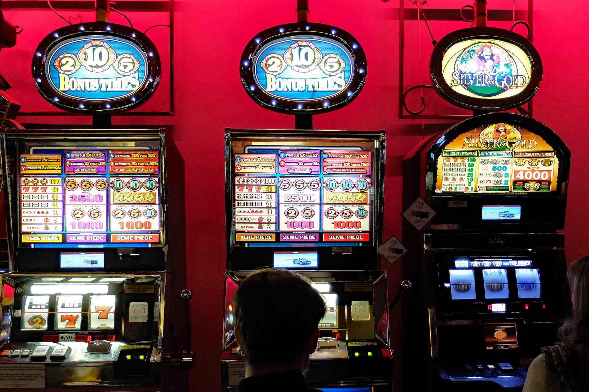 Drei Spielautomaten in einem Casino